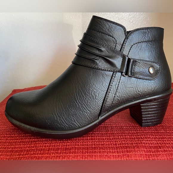 NWT.. WOMENS Easy Street Black Ankle Booties - Picture 3 of 16